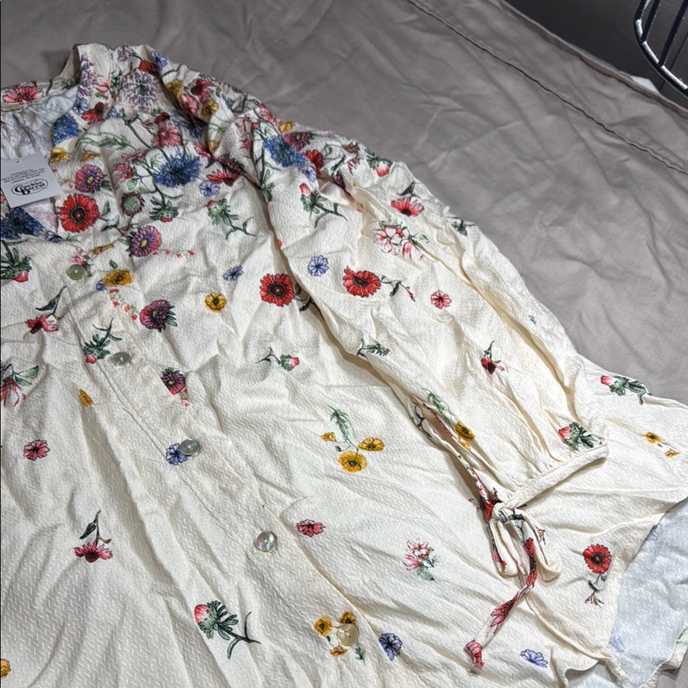 A beautiful Cracker Barrel beige w multi flowers blouse - Picture 3 of 5